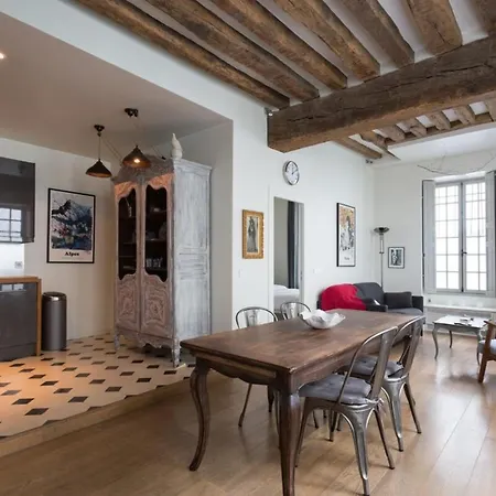 Charming In Le Marais شقة *