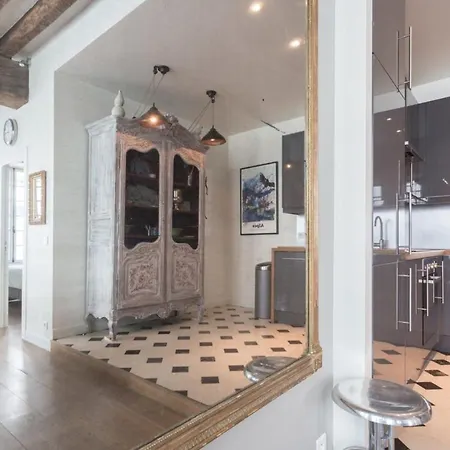 Charming In Le Marais شقة *
